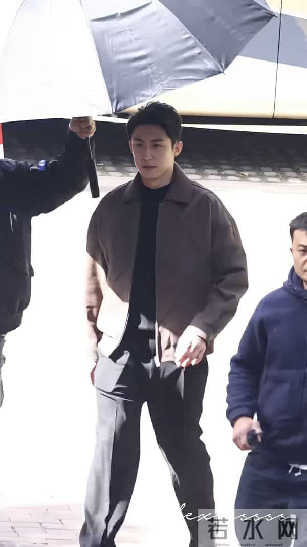 黄景瑜今日上班路透,美拉德风造型好帅气呀,真行走的衣架子呀!