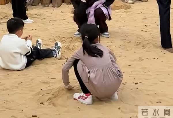 杨威一家武汉露营被偶遇,杨云面黄唇白气色差,低调看房欲买豪宅