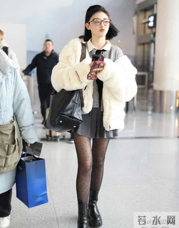 彭小苒机场路透生图，机场变T台，黑丝太绝了