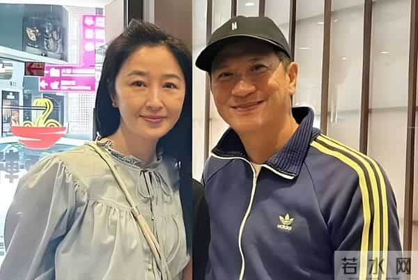 张家辉夫妇真老了!一起吃路边摊,61岁关咏荷脸上老年斑太抢镜