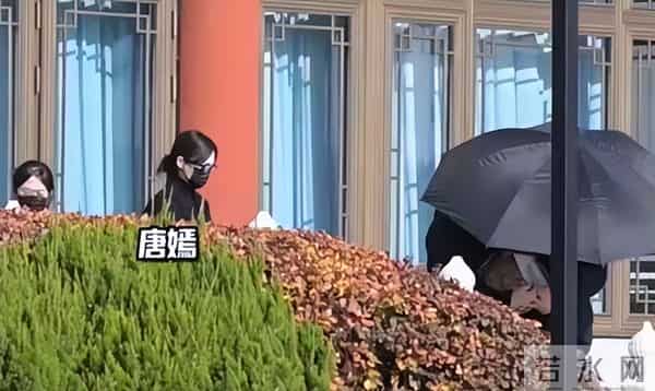 唐嫣穿黑色大衣出席公公的葬礼,罗晋和她互动正常,傅程鹏来帮忙