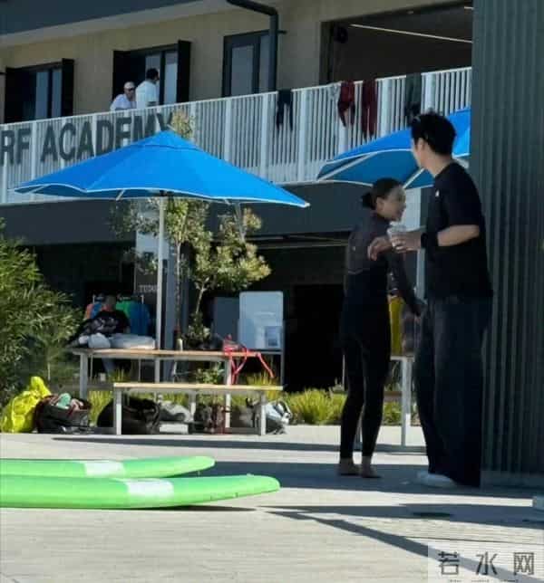 窦骁伦敦陪老婆工作,帮老婆拎包好贴心!与何超莲感情稳定又甜蜜