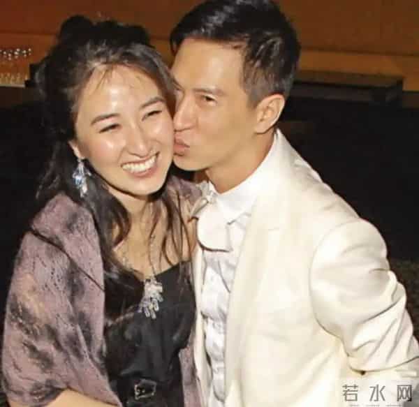 张家辉夫妇真老了!一起吃路边摊,61岁关咏荷脸上老年斑太抢镜