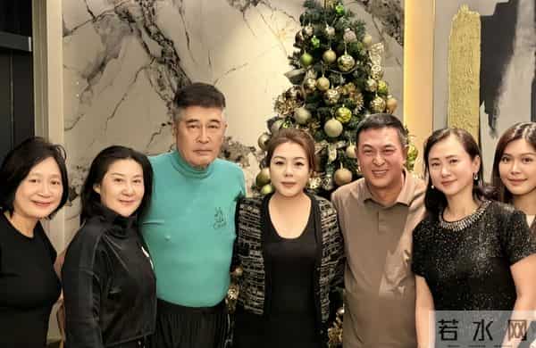 张嘉译深圳聚餐,71岁林威烟不离手,翁虹丰腴吸睛,午马遗孀现身