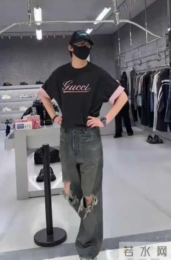 刘宇宁直播时被私生打电话