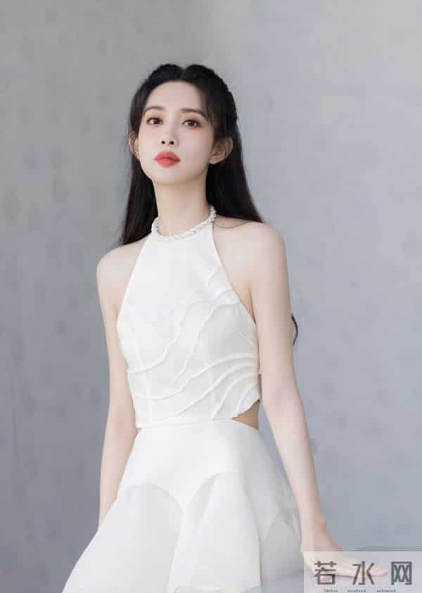 孟子义 露背短裙