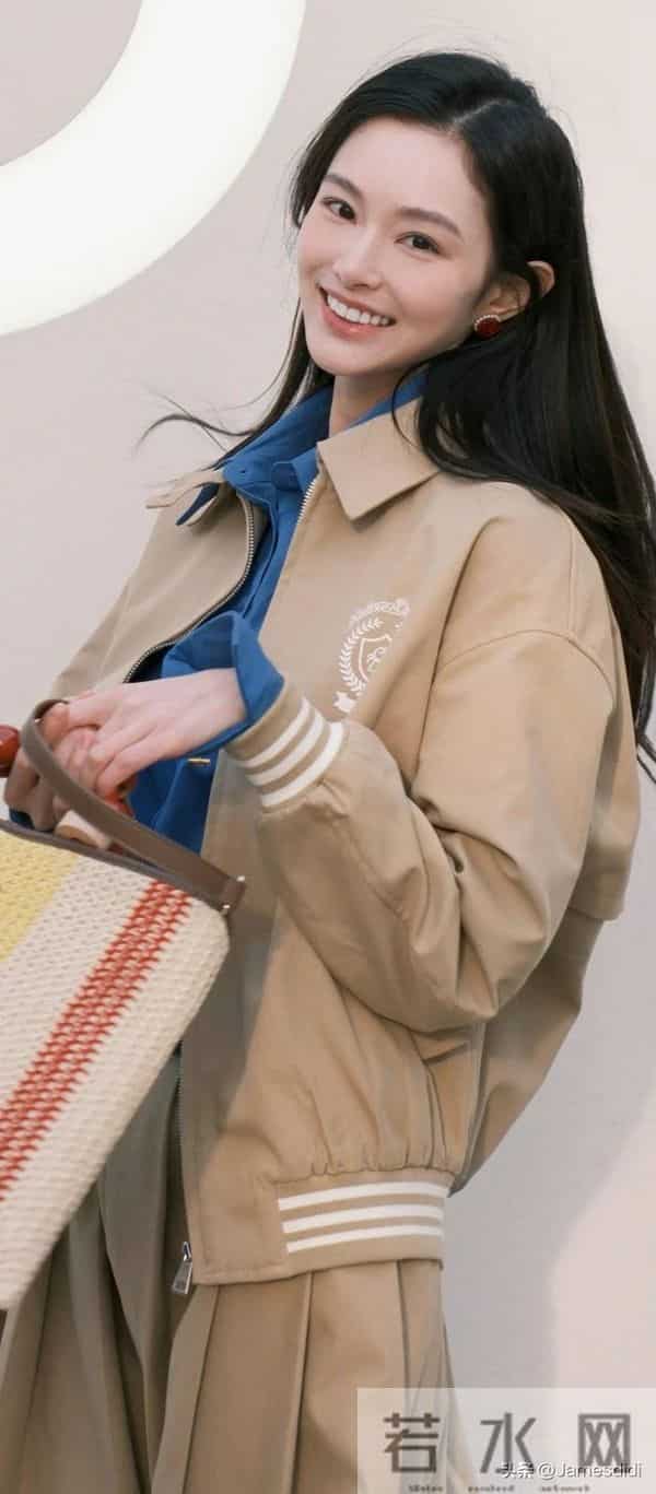 四川大学校花 盖玥希 172高挑身材和鲶鱼系高级脸搭配微凸厚唇 很美