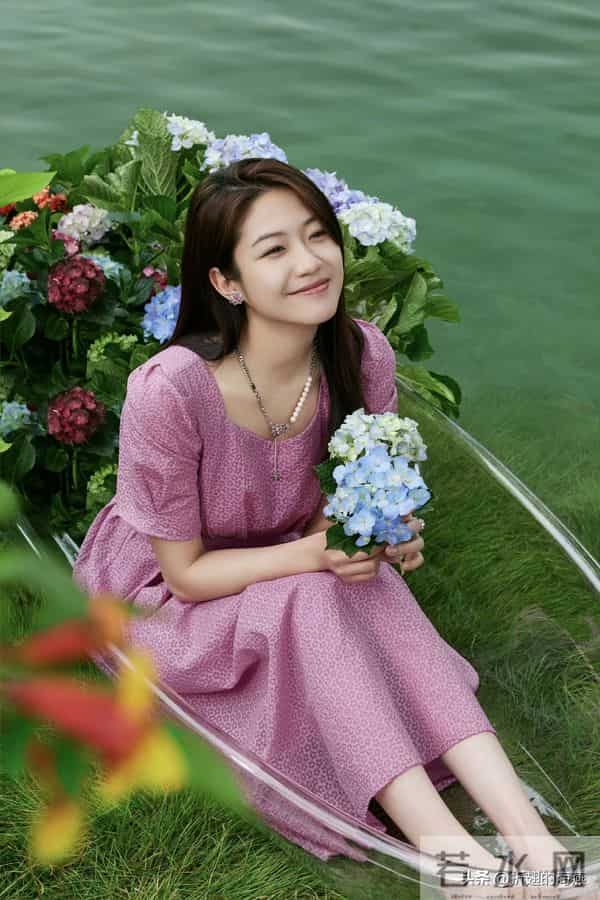 向涵之，裙装美腿，甜美的少女感。