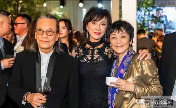 刘嘉玲出席好友婚礼,穿蕾丝透视裙秀身材,却被全裹的关之琳抢镜