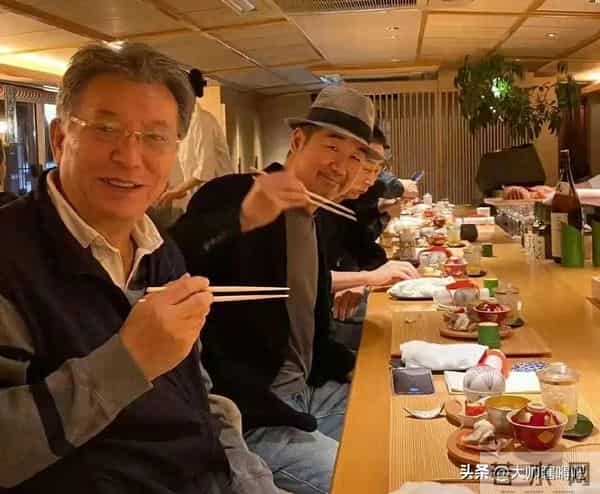 70岁张国立携妻子与友人聚餐，头顶白发老态明显，邓婕气质优雅