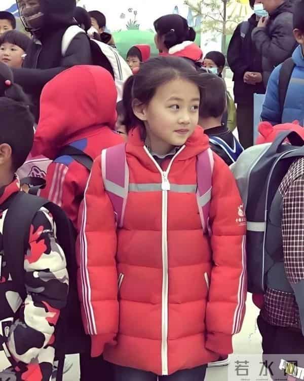 事实证明，拒绝百万签约“微笑女孩”，如今过得比明星还安稳