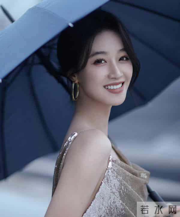 蓝盈莹这腰臀比绝了,气质是真的好!