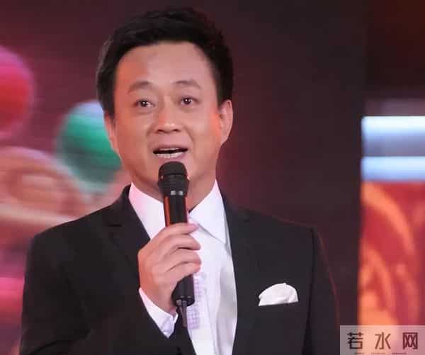 朱军带着很漂亮的老婆现身北大,四年冤屈过去,早已不再年轻