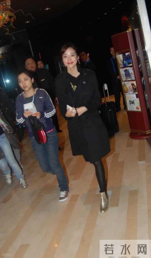 韩雪黑丝高跟出席活动旧照，笑颜如花