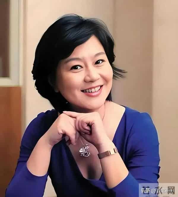 央视主持人聚会,朱迅面容憔悴瘦成皮包骨,鞠萍面色红润很富态