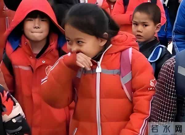 事实证明,拒绝百万签约“微笑女孩”,如今过得比明星还安稳