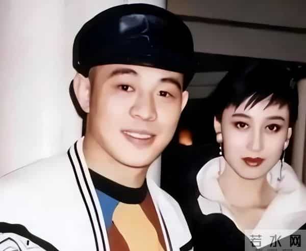 风水轮流转！看了62岁李连杰和63岁利智的合照，风光背后满是心酸