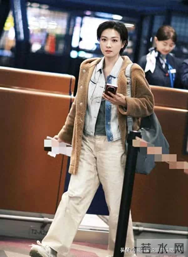 万茜机场私服真会穿!棕色毛绒外套+牛仔夹克+白裤子,时髦又高级