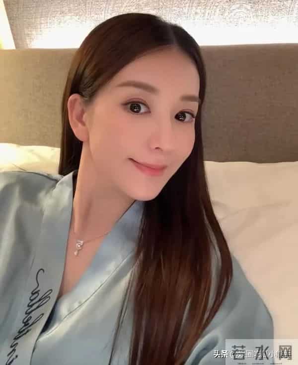 方媛晒小女儿满月照,恢复神速大秀好身材,就连皮肤也光滑透亮