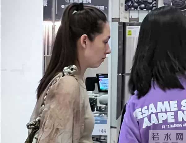 出轨风波2个月后，独自带娃逛街的郭碧婷，揭开了向佐仅剩的体面