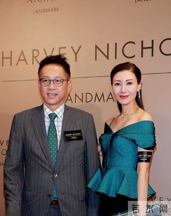 李嘉欣晒照引发热议,左手46万手表,右手10万黄金手镯,太壕气!