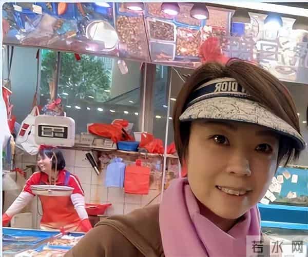 44岁张怡宁菜市场买海鲜,一身名牌略显土气,身旁不见老公身影
