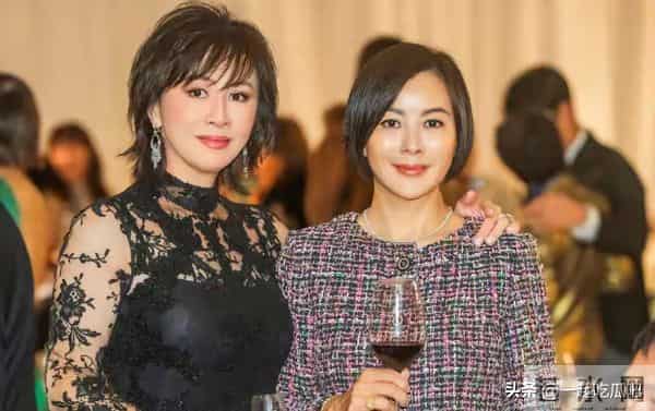 刘嘉玲出席好友婚礼,穿蕾丝透视裙秀身材,却被全裹的关之琳抢镜