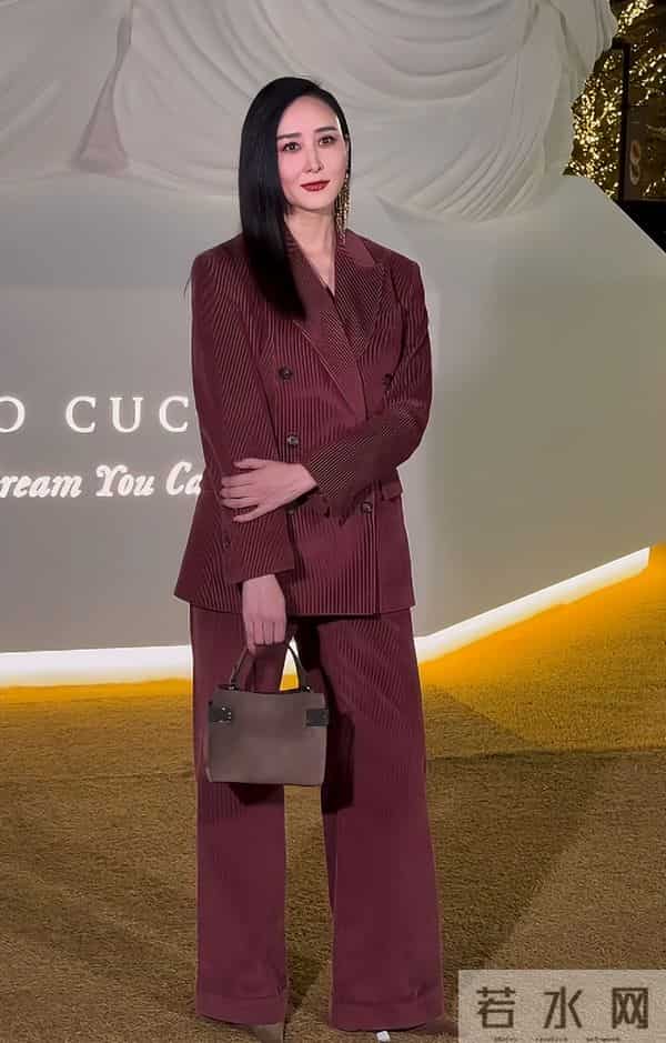 深圳这一天，胡静嫩了，童瑶又飒又美，却被罕见露面的王凯惊艳了