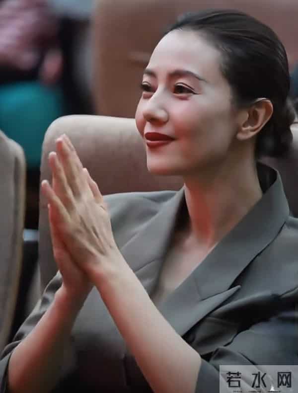 高圆圆现身活动观礼,灰西装盘发温婉,美貌气质优雅动人