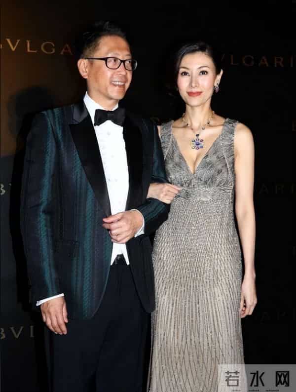 李嘉欣晒照引发热议,左手46万手表,右手10万黄金手镯,太壕气!