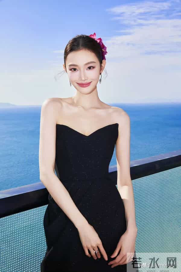 四川大学校花 盖玥希 172高挑身材和鲶鱼系高级脸搭配微凸厚唇 很美