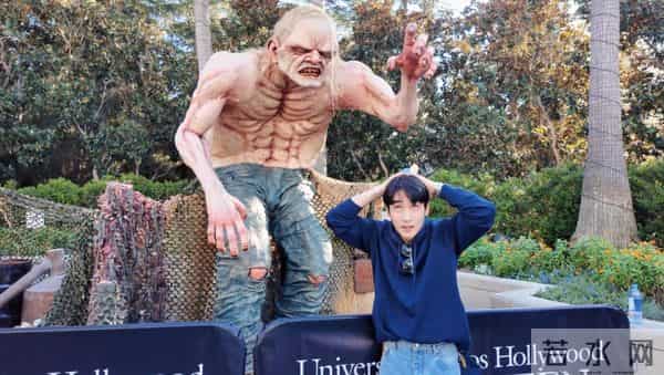 出席活动“死装死装”的,一到好莱坞就露馅,就很朱一龙啊