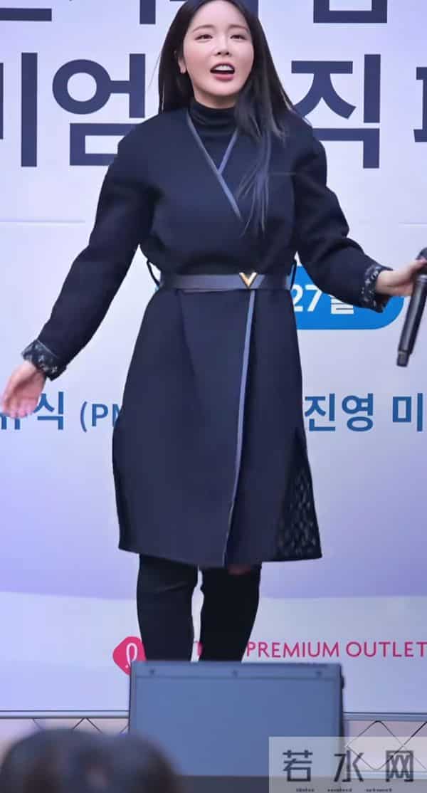 没有刘海的洪真英好成熟,好有韵味啊 配上开叉大衣賊性感賊有范