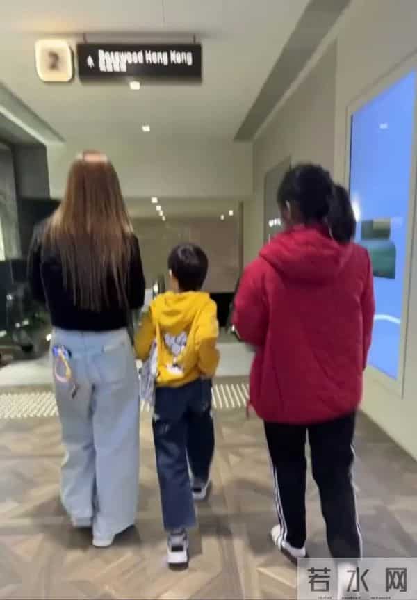 杨颖街边被偶遇,跷二郎腿做脚部美甲,环境简陋寒酸太接地气