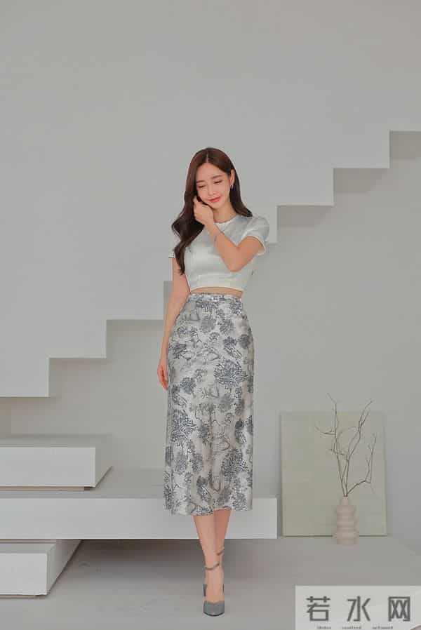 孙允珠——镀银月光亮白半袖铁青纹理裙