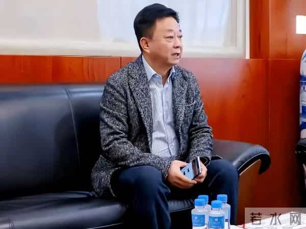 朱军带着很漂亮的老婆现身北大,四年冤屈过去,早已不再年轻