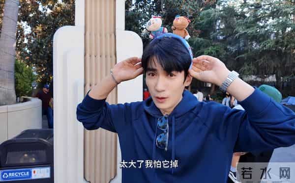 出席活动“死装死装”的,一到好莱坞就露馅,就很朱一龙啊