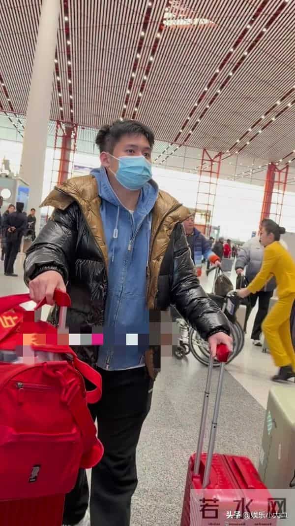 林诗栋北京机场出发成都混团世界杯，穿黑色亮面羽绒帅气十足！