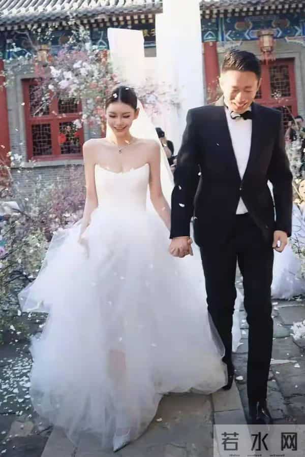 一语成谶!大S生前签名曝出,汪小菲新欢孕肚凸显生活翻篇