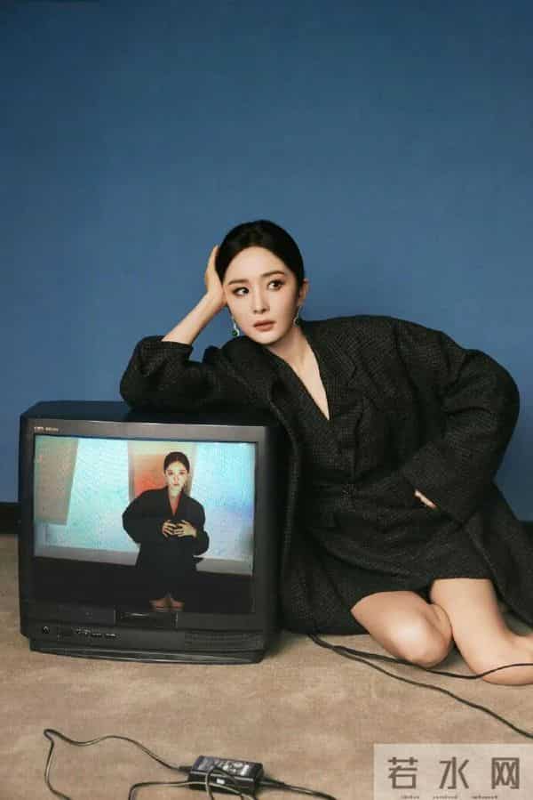 杨幂杀人不用刀，高跟配美腿即可！