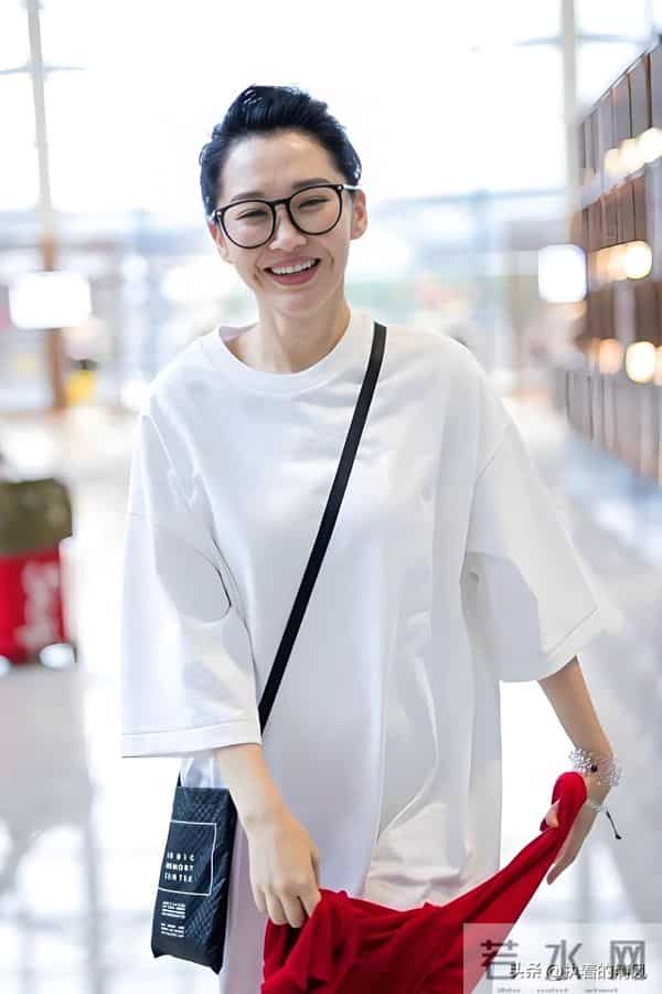 许晴56岁了,机场穿搭不露背不露腰,普通人25岁都难以打造这状态