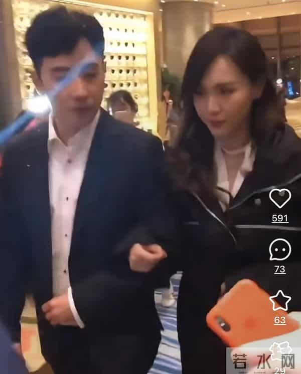 葬礼结束后,唐嫣微博首度发声,与罗晋北京小区同框,举止亲密