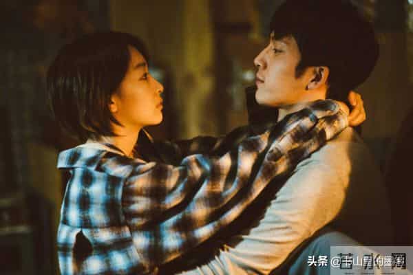 56岁刘若英变样:脸干瘪像老太太,又瘦又普,高龄生子断崖式衰老