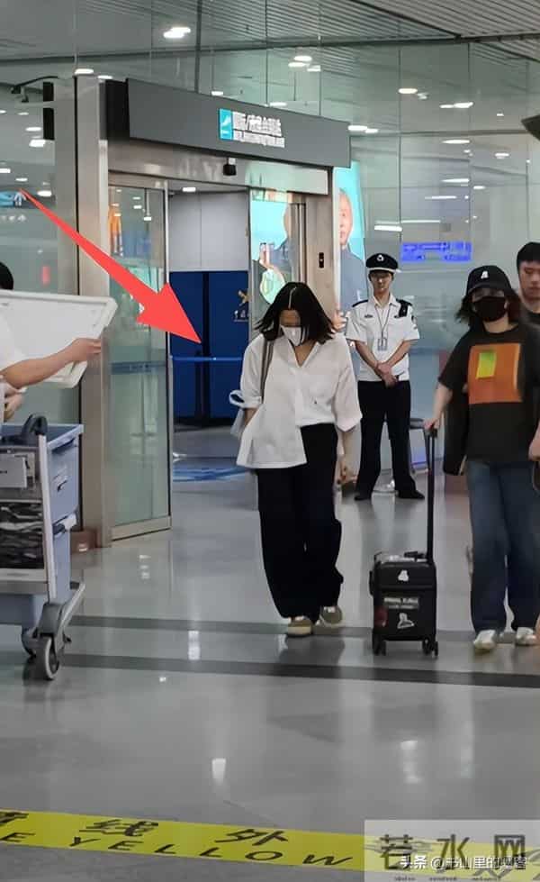 56岁刘若英变样:脸干瘪像老太太,又瘦又普,高龄生子断崖式衰老