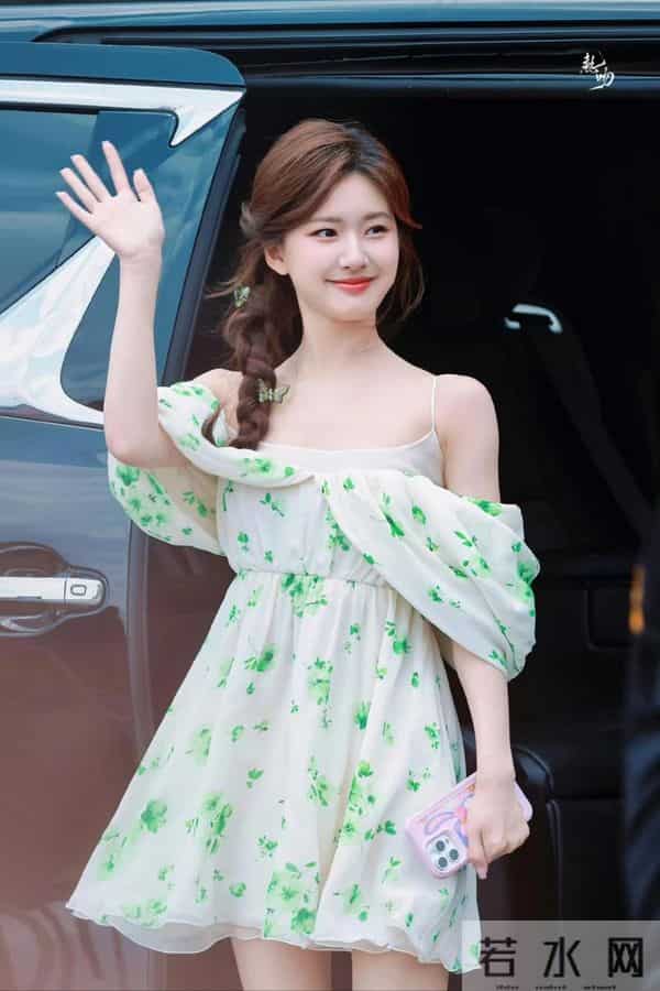 27岁赵露思太丰满，露背紧裙都兜不住好身材，难怪直男都喜欢她