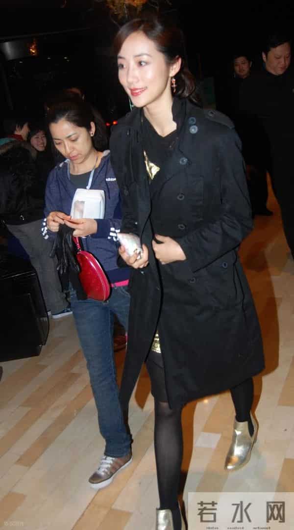 韩雪黑丝高跟出席活动旧照，笑颜如花