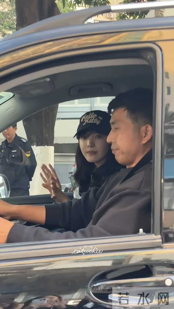 章若楠广州被偶遇，本人好美好漂亮元气十足，脸小超级有气质呀！