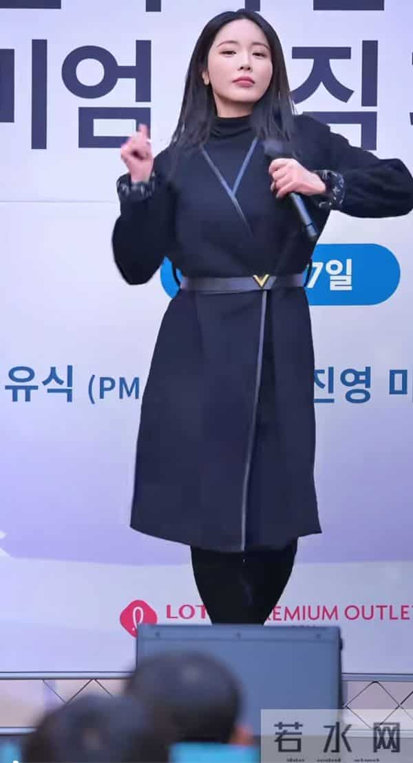 没有刘海的洪真英好成熟,好有韵味啊 配上开叉大衣賊性感賊有范