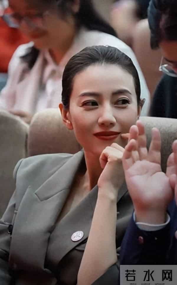 高圆圆现身活动观礼,灰西装盘发温婉,美貌气质优雅动人