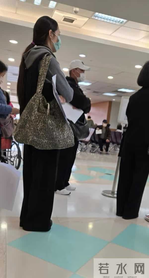 郭碧婷老到认不出，眼窝深凹满脸疲惫，儿子躺地撒泼跟向佐一个样